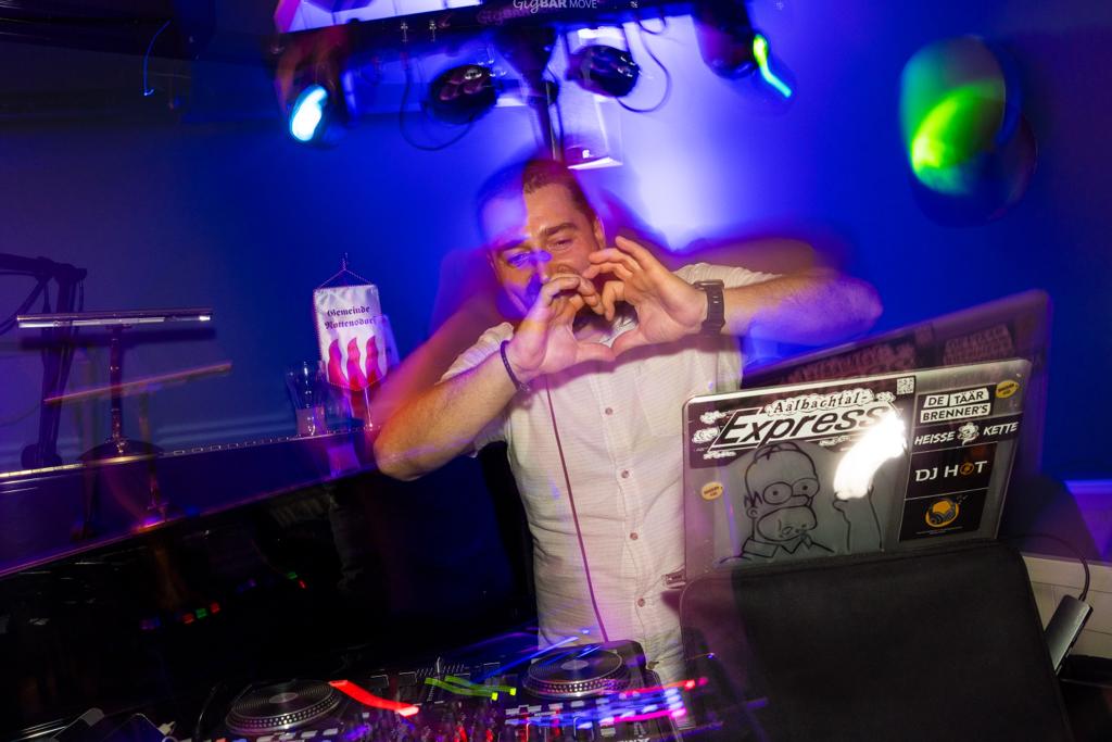 DJ Hot bei einer eleganten Eventnacht mit tanzenden Gästen und Lichtshow